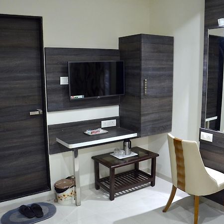 Hotel Janta Inn Surat Eksteriør bilde