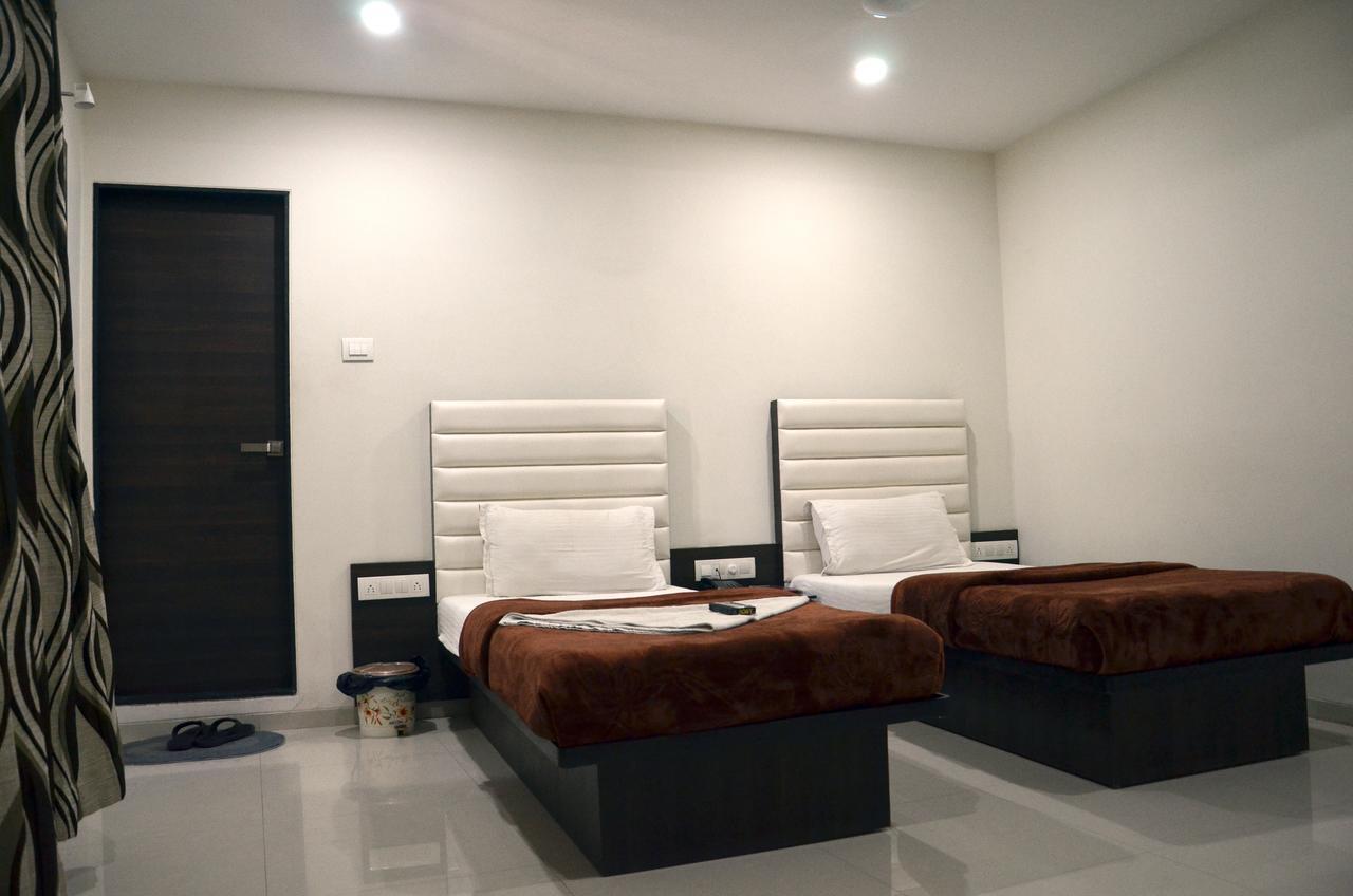 Hotel Janta Inn Surat Eksteriør bilde